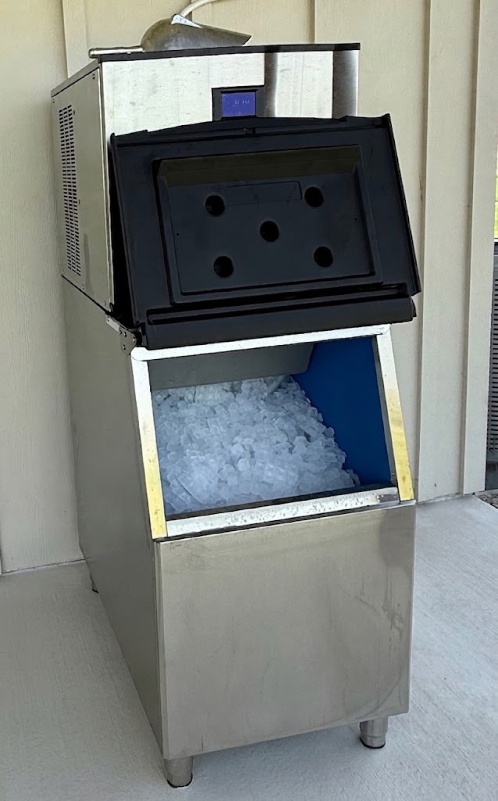 Free ice machine at Shade Stop RV of Floresville